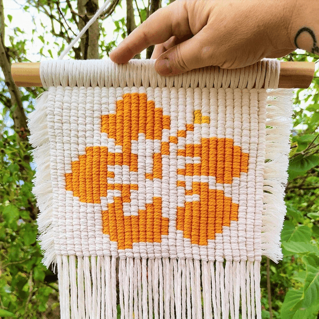 Fleur hibiscus pixel art/petite suspension en Macramé/Suspension murale bohème/tapisserie/décoration murale/boho chic/fait-main en France