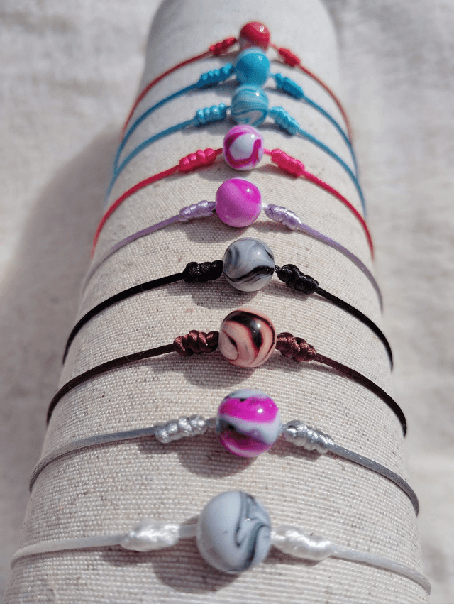 Bracelet minimaliste à perle unique/cordon réglable de couleur/bijou perle marbrée/bracelet d'amitié/cadeau petit prix/fait main/crea2claire