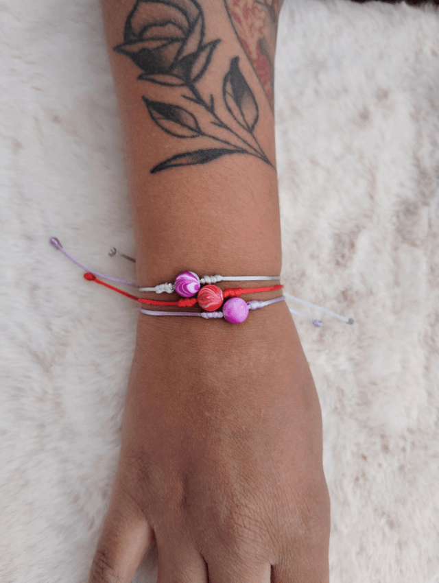 Bracelet minimaliste à perle unique/cordon réglable de couleur/bijou perle marbrée/bracelet d'amitié/cadeau petit prix/fait main/crea2claire