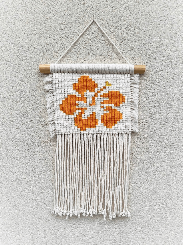 Fleur hibiscus pixel art/petite suspension en Macramé/Suspension murale bohème/tapisserie/décoration murale/boho chic/fait-main en France