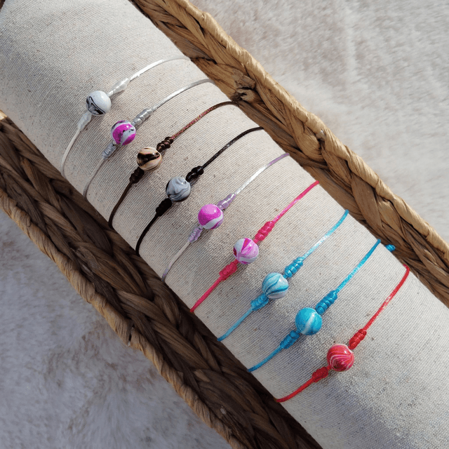Bracelet minimaliste à perle unique/cordon réglable de couleur/bijou perle marbrée/bracelet d&#039;amitié/cadeau petit prix/fait main/crea2claire